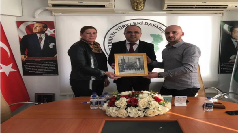 Σάλος με μειονοτικούς μαθητές της Ξάνθης να φωτογραφίζονται μπροστά σε σημαίες της «Ανεξάρτητης Δυτικής Θράκης»